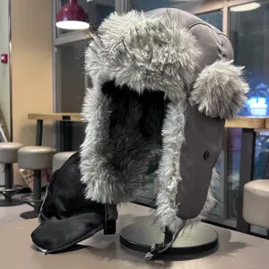 Detalle de gorro ushanka térmico invierno, orejeras pelo sintético grueso, gorro nieve.