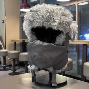 Gorro ushanka de invierno forrado de felpa con orejeras y máscara antivento para exterior frío.