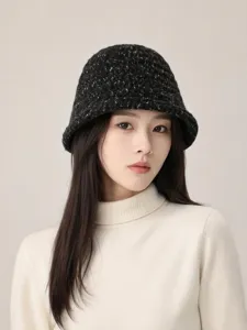 Gros plan sur le chapeau bob en tricot épais en laine texturée foncée, style hivernal confortable.