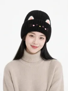 Caldo berretto in maglia nera con orecchie da gatto pelose e viso ricamato donna.