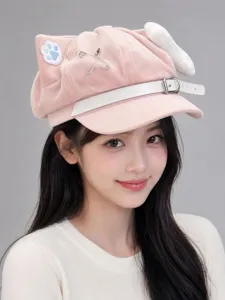 Bonita gorra gavroche de felpa rosa con orejas de gato y pin para un estilo dulce.