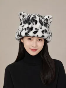 Dettaglio cappello orecchie di gatto pelliccia sintetica leopardo, morbido peluche inverno.