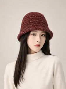 Vue en gros plan détaillée de la texture du chapeau cloche en tricot épais en laine.