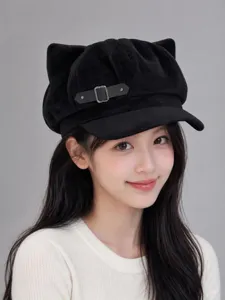 Detalle de boina negra con orejas de gato, elegante gorra de peluche con hebilla de cuero.