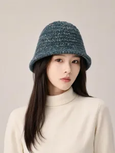 Vue détaillée du chapeau seau en tricot épais vert foncé, texture douce pour l'hiver.
