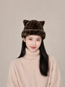 Primo piano del cappello peluche leopardato con orecchie di gatto, morbida pelliccia sintetica.