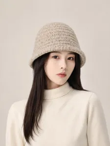 Vue de détail en gros plan du chapeau bob en tricot élégant avec une texture fine et un confort.