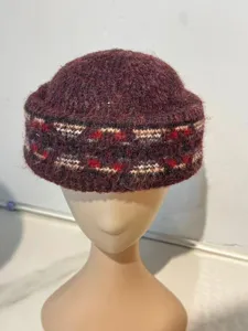 Bonnet docker en tricot Fair Isle pour femmes, bonnet rétro rouge vin chaud pour l'hiver.