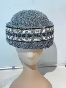 Vue rapprochée du bonnet docker en tricot jacquard Fair Isle montrant une texture chaleureuse.