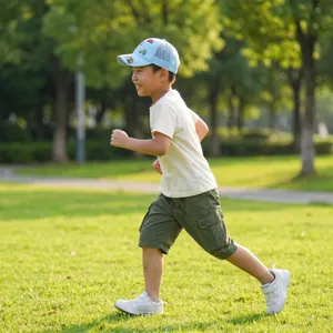 Casquette mesh enfant avec motif de voiture et pelle, chapeau de soleil respirant pour garçons.