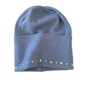 Bonnet en tricot bleu pour femme, style vintage avec rivets, bonnet slouchy décontracté.