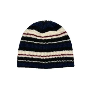 Berretto in maglia a righe alla moda per donna, calda cuffia invernale accogliente e colorata.