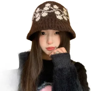 Cappello a secchiello in maglia jacquard marrone donna, berretto invernale caldo, stile chic.