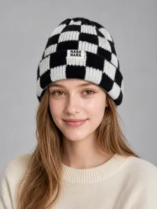 Gorro de punto a cuadros en blanco y negro para mujer, gorro de invierno cálido y cómodo.