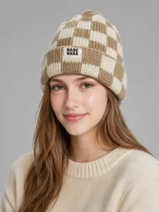 Gorro de punto a cuadros de estilo coreano para mujer, gorro de invierno cálido con etiqueta.