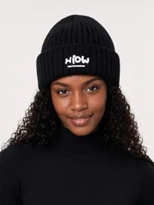 Berretto in maglia a coste nera con logo ricamato, elegante copricapo autunno inverno.