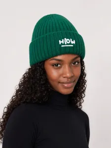 Berretto in maglia a coste verde vista dettagliata con tessuto e ricamo frontale.