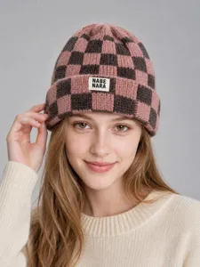 Acogedor gorro de punto a cuadros rosa para mujer, elegante gorro de invierno cálido con etiqueta.