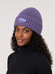 Comodo berretto in maglia invernale da donna, elegante design viola a coste con logo ricamato.
