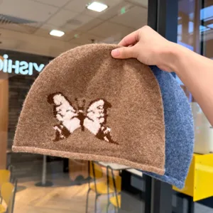 Berretto beanie in peluche con risvolto ricamato a farfalla retro, cappello invernale.