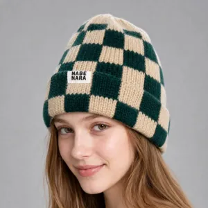 Gorro punto a cuadros verde beige estilo coreano mujer, sombrero invierno cálido vista principal.