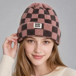 Gorro de punto a cuadros rosa y negro elegante gorro de invierno cálido para mujeres con estilo.
