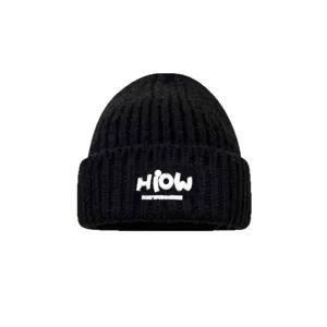 Classico berretto in maglia nera per l'inverno, cappello elastico in acrilico con logo alla moda.