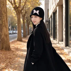 Dettaglio di un berretto in maglia ricamato con farfalla vintage, caldo cappello.