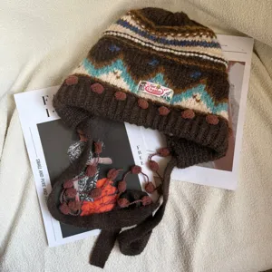 Berretto invernale in maglia Fair Isle retrò con ponpon, morbido cappello marrone.