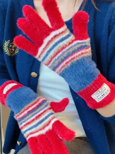 Gants en peluche tricotes a rayures colorees chaudes d'hiver pour femmes, parfaits pour l'exterieur.