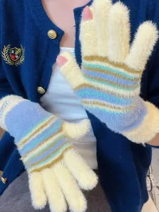 Vue détaillée de gants en tricot duveteux rayés et sans doigts douillets d'hiver.