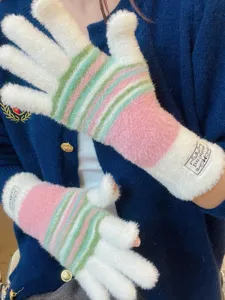 Gants d'hiver chauds et pelucheux sans doigts avec de jolies rayures roses et vertes.