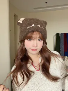 Gorro de punto de orejas de gato marrón con bigotes bordados y lazo lindo invierno.