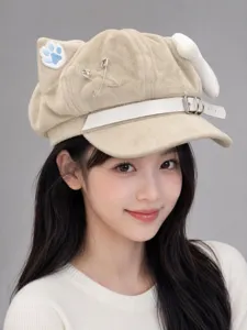 Detalle gorra de peluche con orejas de gato, estilo coreano beige con alfileres y correa.