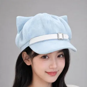 Bonita gorra estilo newsboy de felpa con orejas de gato y correa blanca muy elegante.