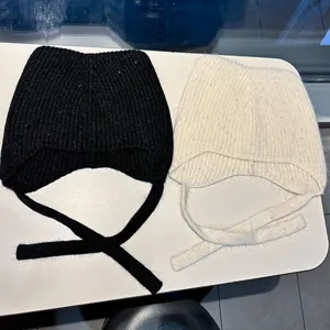 Bonnet d'hiver en tricot à paillettes avec oreilles de chat et attaches mignonnes et douces.