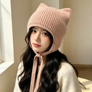 Joli bonnet en tricot rose avec oreilles de chat et liens, chaud pour l'hiver mode chic.