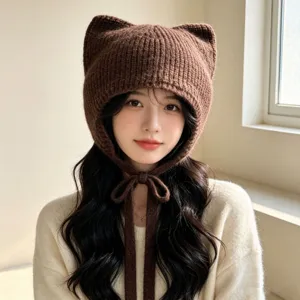 Vue détaillée du bonnet en tricot marron avec oreilles de chat, style chaud et confortable.