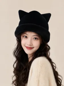 Gorro de invierno negro y esponjoso con orejas de gato, linda gorra de peluche, vista detallada.