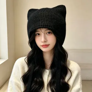 Gros-plan détaillé de ce bonnet en tricot noir avec des oreilles de chat et longs liens.