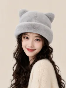 Primer plano detallado del suave gorro de invierno gris y afelpado con orejas de gato.