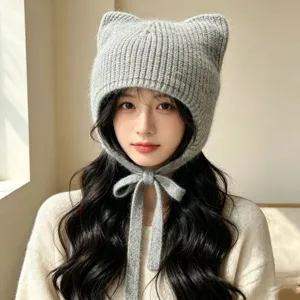Bonnet tricoté gris avec oreilles de chat et lanières pour un style chaud et mignon.