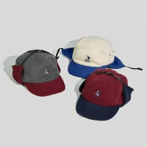 Cappello da trapper invernale in pile a cinque pannelli con paraorecchie e design colorblock caldo.