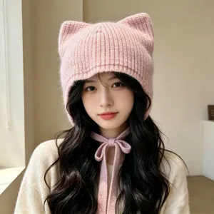 Détail du bonnet tricoté rose avec oreilles de chat, style hivernal chaud et mignon.