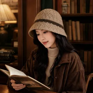 Chapeau bob en tricot style japonais pour femmes, accessoire d'automne élégant et confortable.