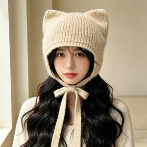 Bonnet en tricot beige douillet avec oreilles de chat et liens, bonnet d'hiver mode pour femme.