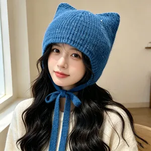 Bonnet en tricot à paillettes bleues avec oreilles de chat et lanières pour l'hiver.