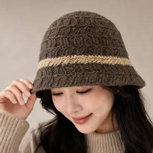 Vue rapprochée du chapeau bob tricoté de style japonais en marron avec bande beige et texture douce.