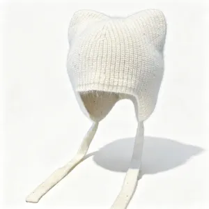 Bonnet tricoté blanc duveteux avec oreilles de chat et longs liens pour la mode d'hiver.