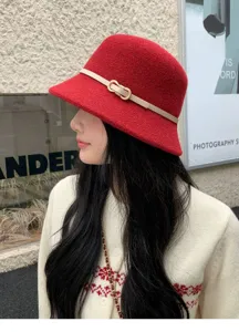 Sombrero de cubo de lana roja para mujer otoño invierno elegante con detalle de cinturón
